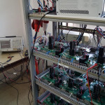 Convertidor multinivel con el cual se inyecta corriente a la red eléctrica y junto con el algoritmo de control diseñado se compensa la potencia reactiva y corrientes armónicas.