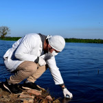 Toma de muestras de agua superficial de la ciudad de Alberdi, Departamento Ñeembucú, Paraguay, para el análisis de parámetros fisicoquímicos y bioindicadoresfitoplanctónicos