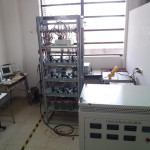 Bancada experimental compuesta por una carga inductiva trifásica, osciloscopio y computadora para adquisición de los datos medidos.
