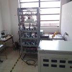 Bancada experimental compuesta por una carga inductiva trifásica, osciloscopio y computadora para adquisición de los datos medidos.