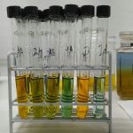En los tubos de ensayo se localizan las muestras diluidas y procesadas del primer reactor (botella de 100 ml), esto se realiza para determinar el DQO de la mezcla se visualizan esa cantidad de tubos ya que es preciso preparar una curva de calibrado para comprender los resultados en el espectrofotómetro.