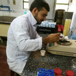 Pesaje de las muestras de suelos para las posteriores lecturas de pH y conductividad eléctrica
