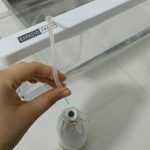 En esta foto se observa la forma en que se medía el biogás. El gas es trasportado a través del tubo a una manguera dispuesta boca abajo que contiene agua, la misma se encuentra en un recipiente que también tiene agua. Cuando el gas llega a la probeta crea presión y el agua es desplazado, el volumen de gas equivale a la diferencia de agua dentro de la probeta y el espacio vacío.