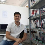 Becario, Alejandro Iván Espinoza Miranda, estudiante de la carrera de Mecatrónica en la Facultad de Ingeniería de la Universidad Nacional de Asunción.
