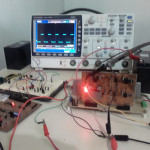 Prueba de Placa de Potencia. Se visualiza a través del Osciloscopio las salidas PWM de la placa de control que gobiernan la placa de potencia (puente H) cuya salida a su vez alimenta al motor dc. Para la prueba se ajusta la señal PWM (Pulse Wide Modulation) en 10khz.