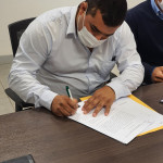 El Ing. Agr. Giovanni Bogado Martínez durante la firma de contrato.