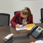 La Tesista María Verónica Duarte Ayala en el momento de la firma de contrato.