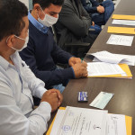 El Tesista Juan Simón Arzamendia Rodríguez en el momento de la firma de contrato.