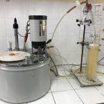 Reactor air-lift en funcionamiento conectado a un calentador.