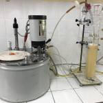 Reactor air-lift en funcionamiento conectado a un calentador.