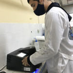 Lectura de absorbancia de muestras de glicerol en espectrofotómetro.