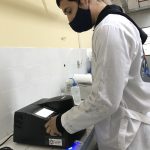 Lectura de absorbancia de muestras de glicerol en espectrofotómetro.