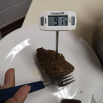 Verificación de la temperatura interna del producto (se considera temperatura de cocción segura a partir de 70°C).