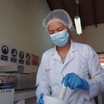 Realización de análisis fisicoquímicos; en esta foto, se observa la preparación de muestras para determinación de pH