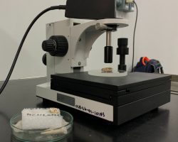 Láser del espectrómetro Raman en donde se posiciona la muestra para su posterior análisis.