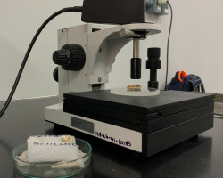 Láser del espectrómetro Raman en donde se posiciona la muestra para su posterior análisis.