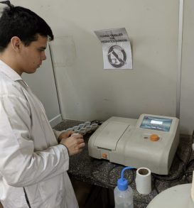 Lectura de la cantidad de fósforo con el espectrofotómetro.