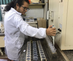 Dosificación de soluciones para preparación de muestras  para lecturas en el espectrofotómetro