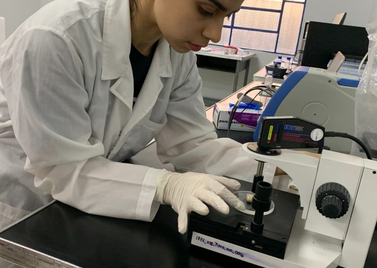 Colocación de la muestra fósil en la zona de colecta, asegurando que el ejemplar quede lo más perpendicular posible al láser.