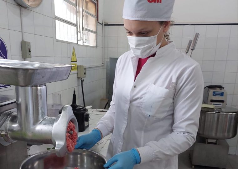 Producción de embutidos escaldados tipo Chorizo de Viena.