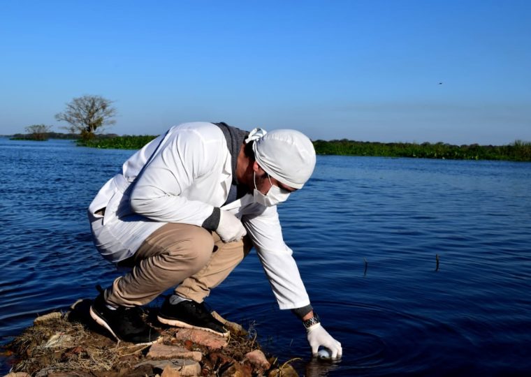 Toma de muestras de agua superficial de la ciudad de Alberdi, Departamento Ñeembucú, Paraguay, para el análisis de parámetros fisicoquímicos y bioindicadoresfitoplanctónicos