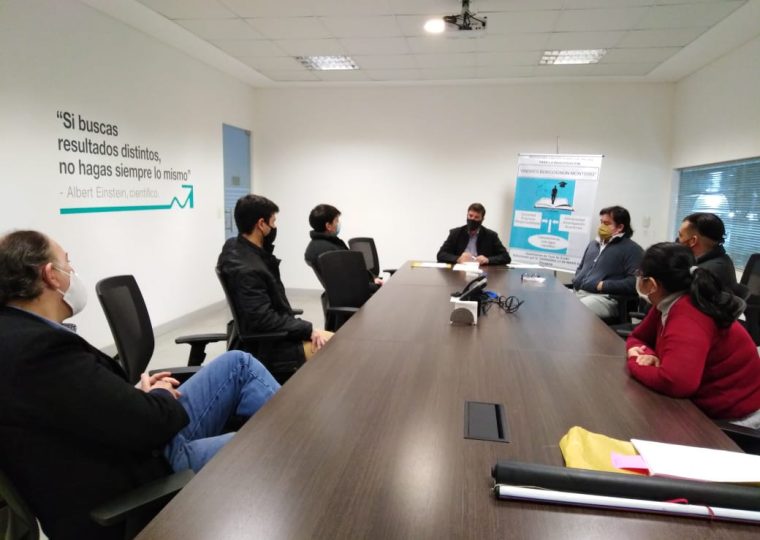Ángel Gustavo Rodríguez Ramos, el Prof. Dr. Raúl Gregor (Tutor del Becario), el Lic. Eduardo Borgognon Montero (Director de la Ganadera 13 de MAYO S.A., patrocinante del PUBIABM), el Dr. Roberto Martínez López (Director del PUBIABM) y la Lic. Liz Mariela Centurión (Coordinadora del PUBIABM)