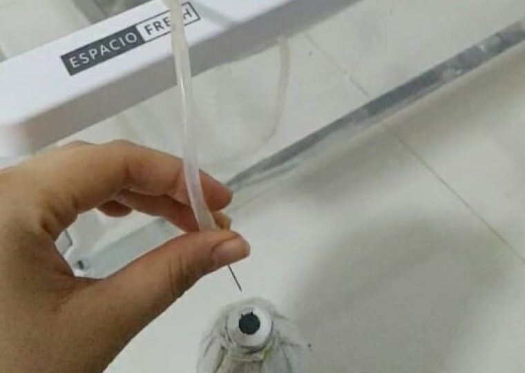 En esta foto se observa la forma en que se medía el biogás. El gas es trasportado a través del tubo a una manguera dispuesta boca abajo que contiene agua, la misma se encuentra en un recipiente que también tiene agua. Cuando el gas llega a la probeta crea presión y el agua es desplazado, el volumen de gas equivale a la diferencia de agua dentro de la probeta y el espacio vacío.