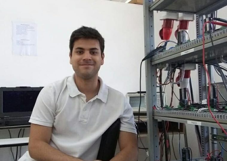 Becario, Alejandro Iván Espinoza Miranda, estudiante de la carrera de Mecatrónica en la Facultad de Ingeniería de la Universidad Nacional de Asunción.