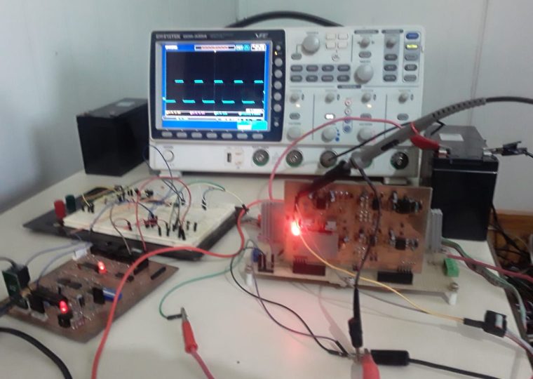 Prueba de Placa de Potencia. Se visualiza a través del Osciloscopio las salidas PWM de la placa de control que gobiernan la placa de potencia (puente H) cuya salida a su vez alimenta al motor dc. Para la prueba se ajusta la señal PWM (Pulse Wide Modulation) en 10khz.